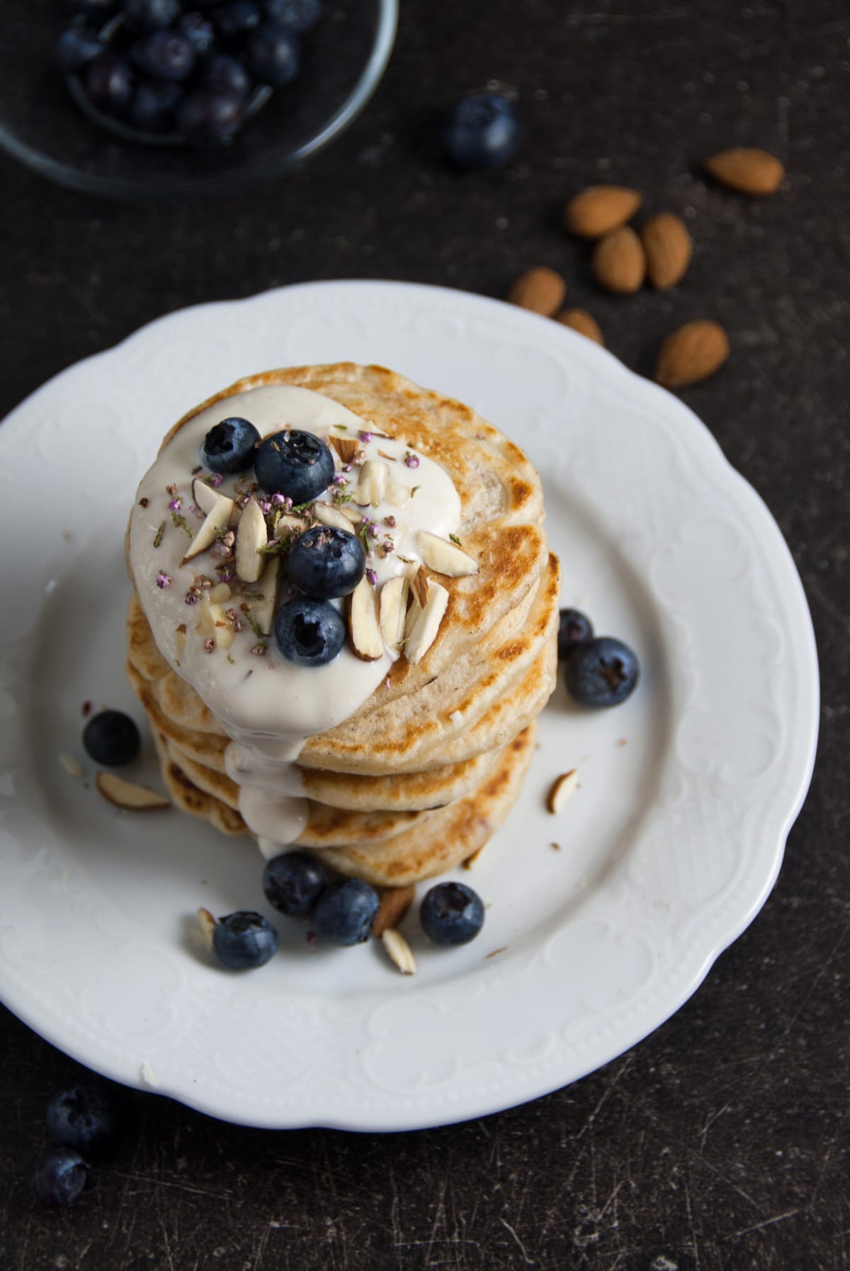 Blaubeer-Pancakes mit Joghurt und Mandeln