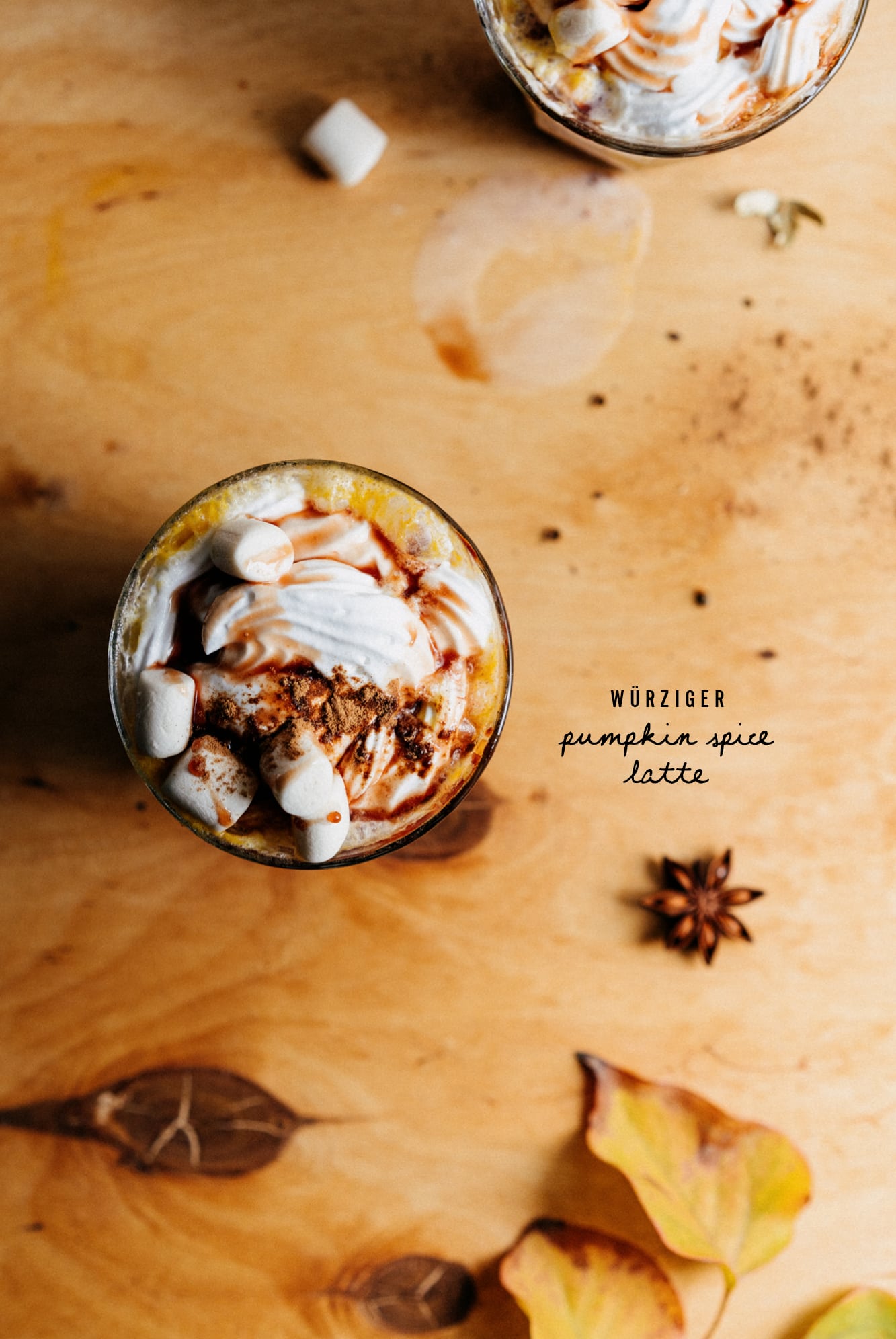 Pumpkin Spice Latte mit Sahne und Marshmallows