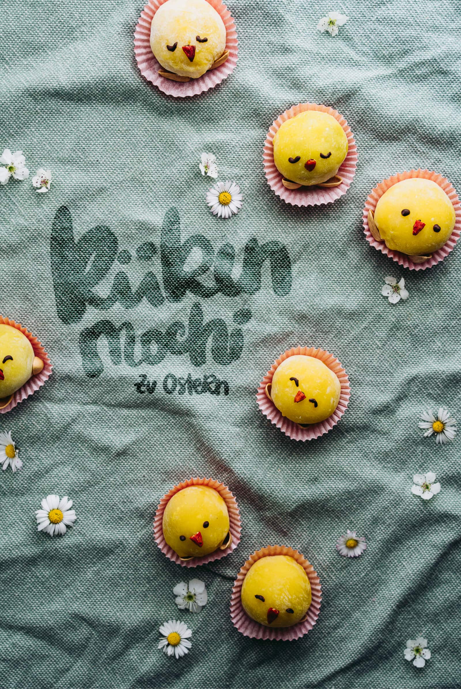 Küken-Mochi – Kleine Reiskuchen mit süßer Marzipan-Füllung