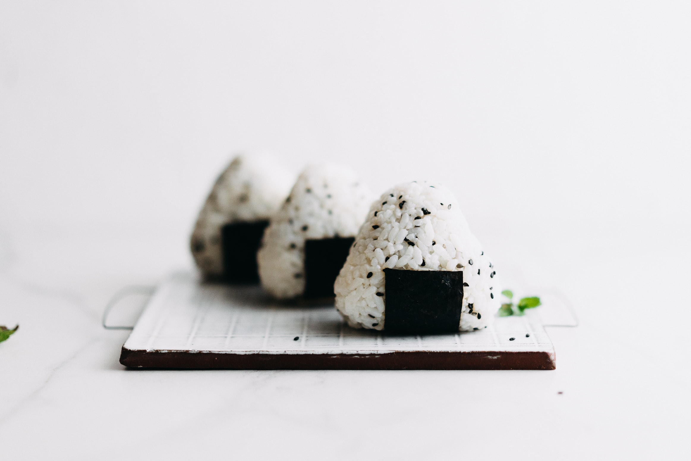 Onigiri (Japanische Reisbällchen) mit schwarzem Sesam und Nori