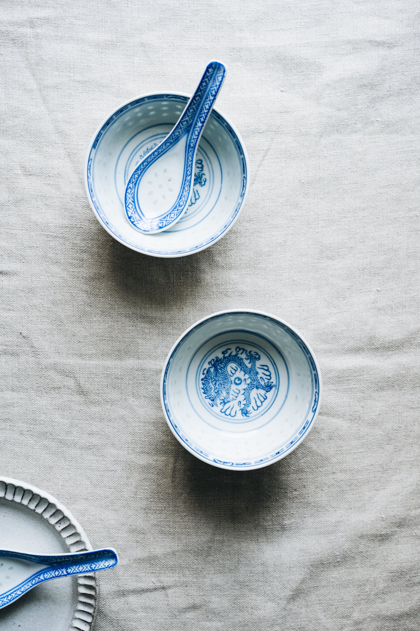 Zwei blau-weiße Schüsseln mit chinesischem Muster