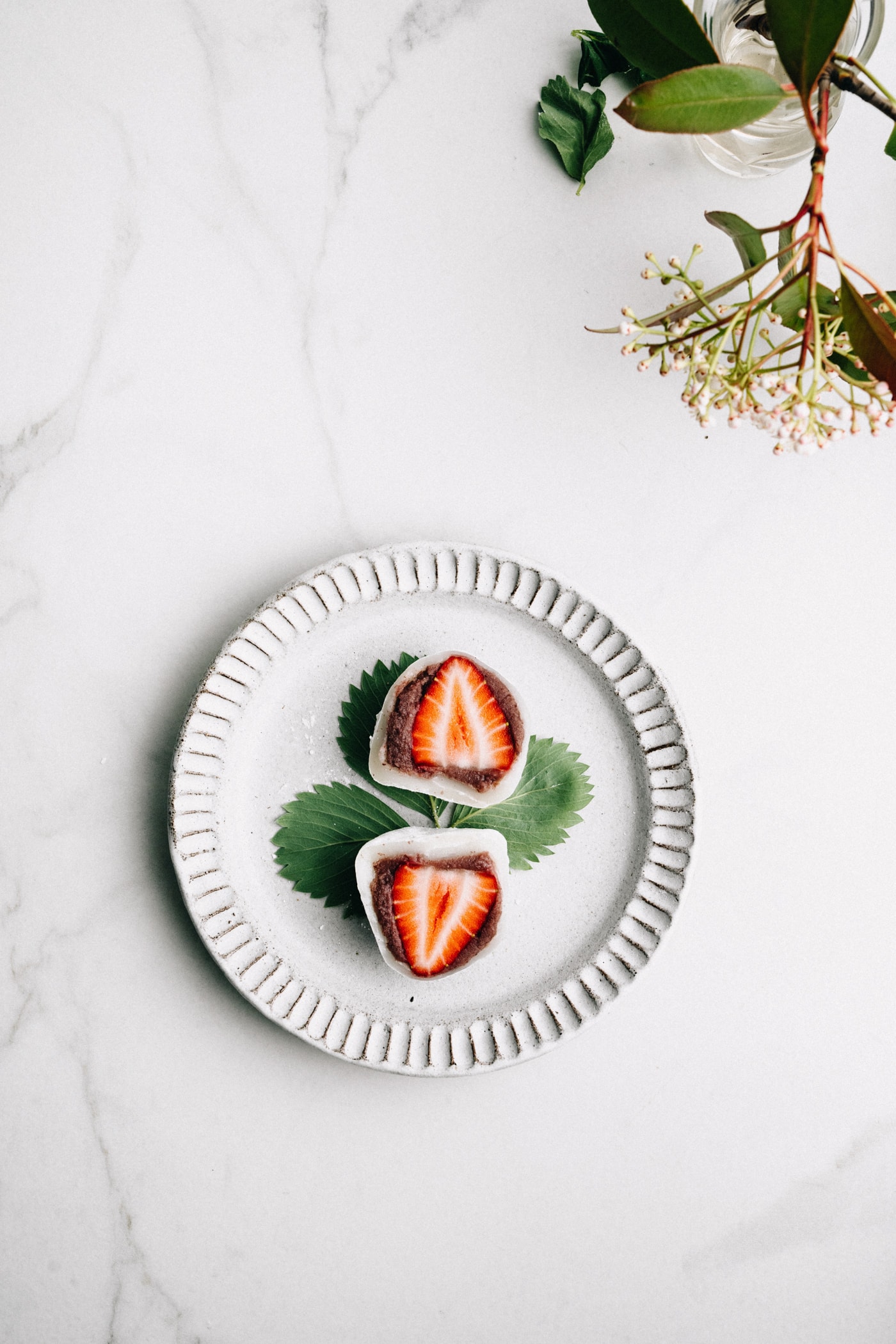 Ichigo Daifuku – Mit roter Bohnenpaste und Erdbeeren gefüllte Erdbeer-Mochi