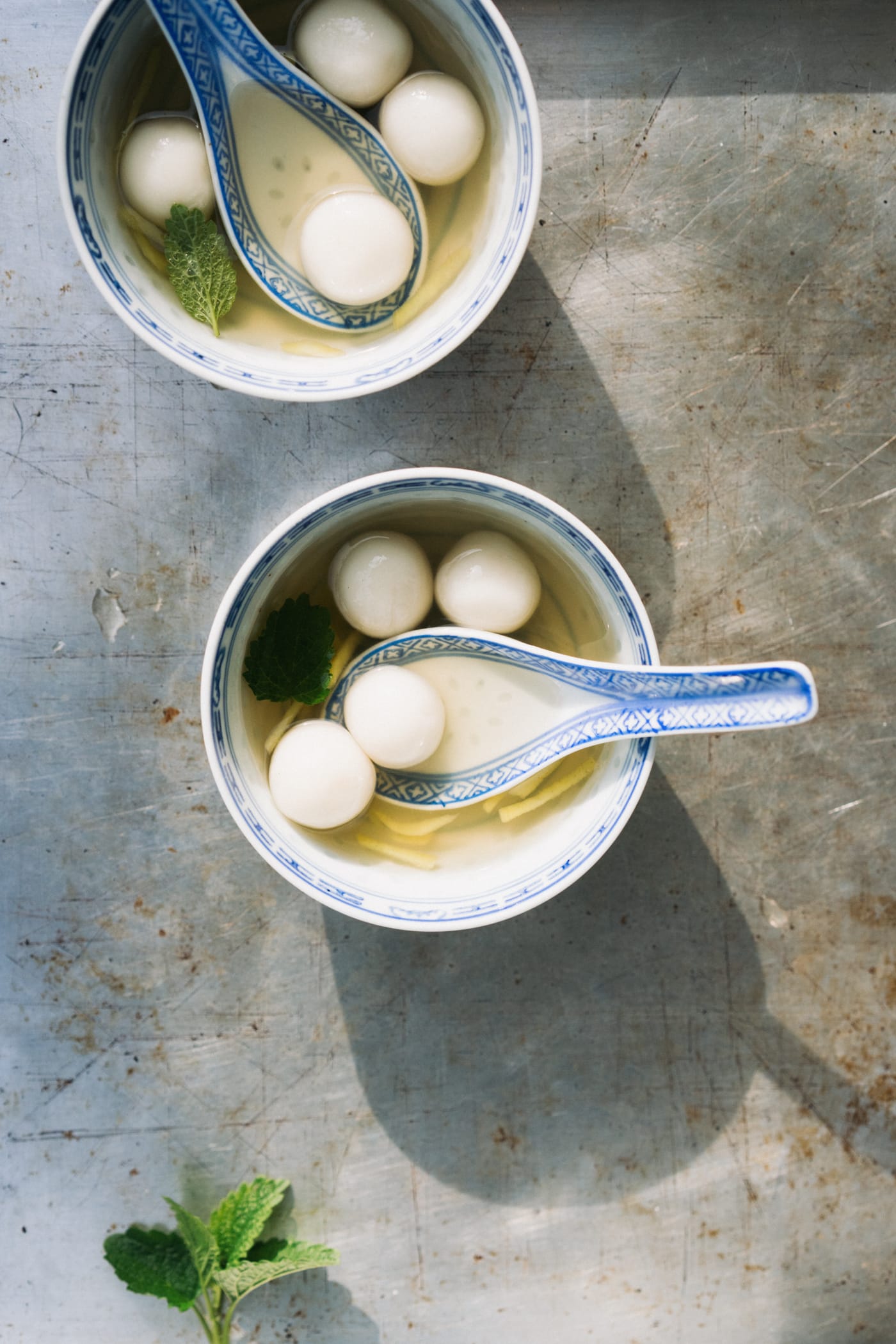 2 Schüsseln mit süßer Ingwer-Suppe und Tang Yuan (Chinesische Klebreisbällchen)