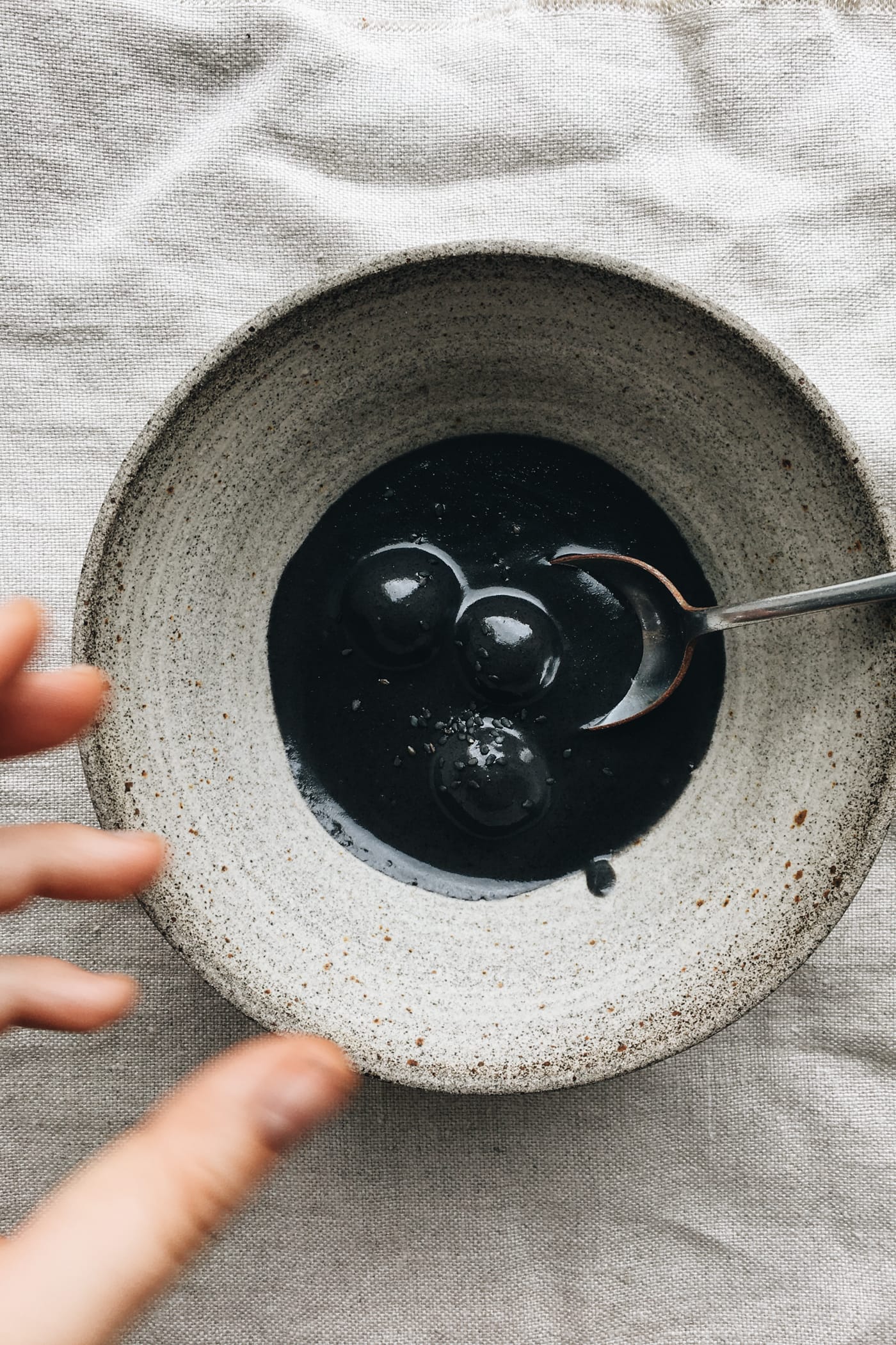 Süße schwarze Sesam-Suppe mit Klebreiskugeln 