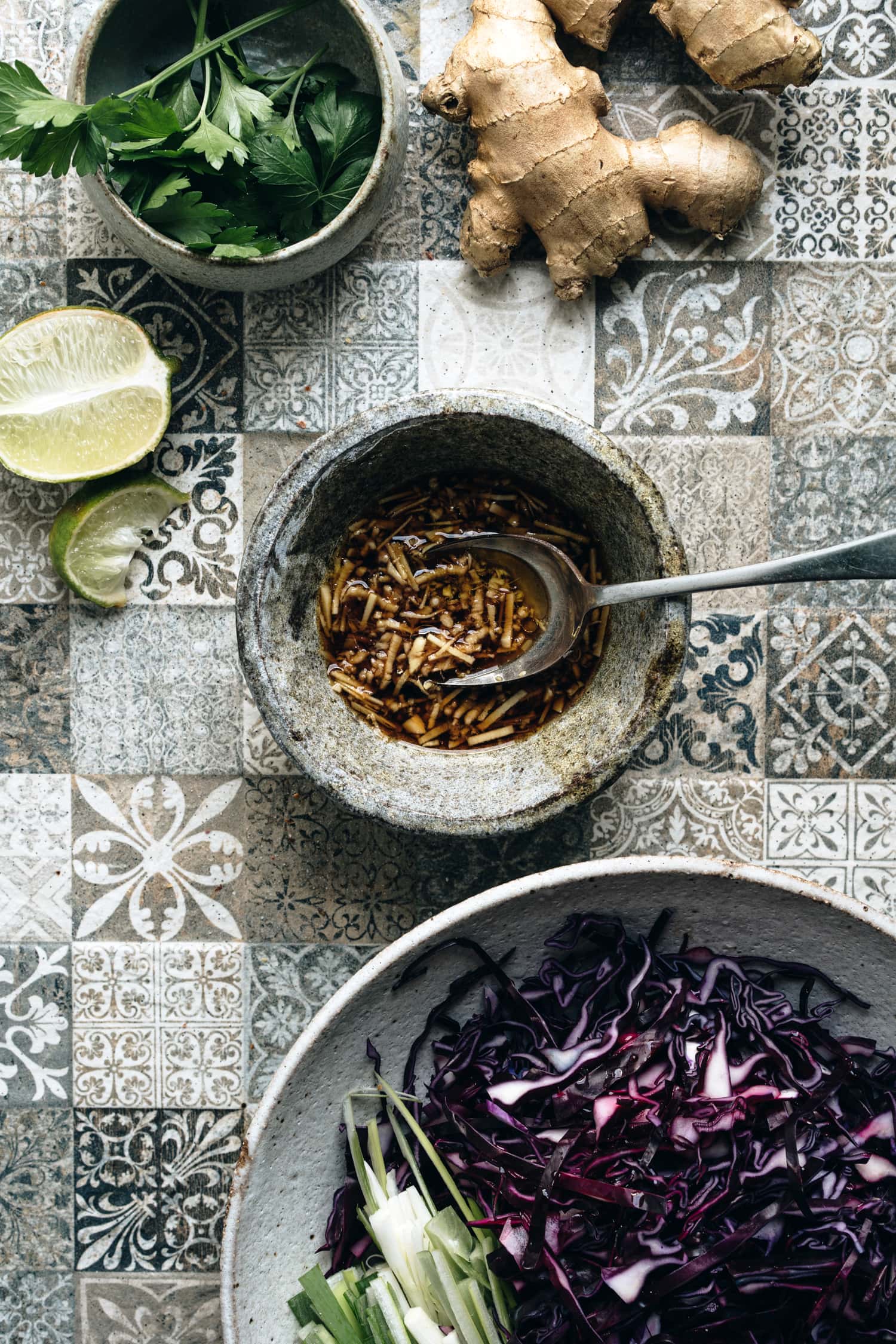 Eine Schale mit Sesam-Ingwer-Dressing für die Zubereitung vom Asia-Rotkohlsalat.