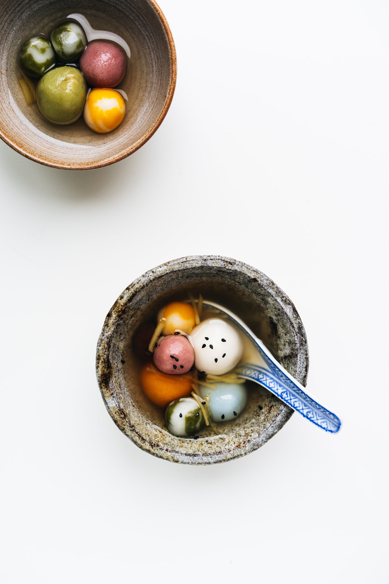 Tang Yuan mit schwarzer Sesam-Füllung in warmer Ingwersuppe serviert