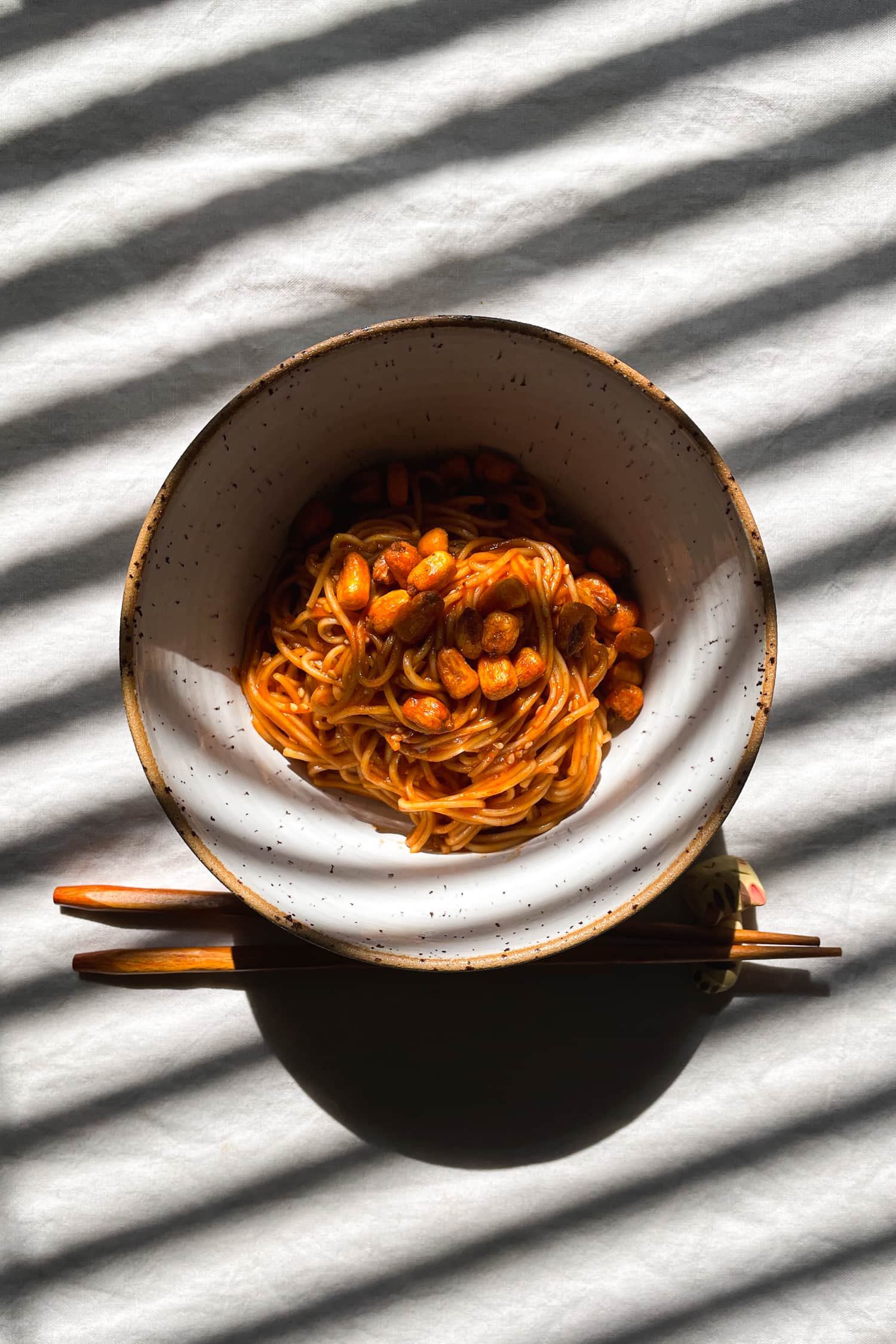 Eine Schale gefüllt mit Asia Nudeln mit scharfer Gochujang-Sauce