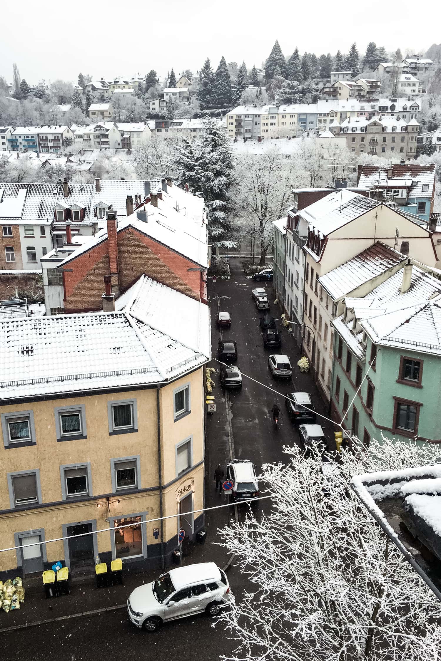 Blick aus dem Fenster auf schneebedeckte Dächer von Pforzheim