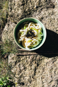 Mais-Mayo-Udon mit Frühlingszwiebeln und Nori-Alge