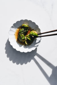 Schnell eingelegte Gurken nach japanischer Art in einem Schälchen serviert