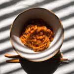 Eine Schale gefüllt mit Asia Nudeln mit scharfer Gochujang-Sauce