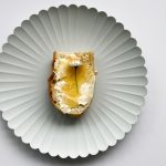 Brot mit Butter und selbstgemachtem veganen Gänseblümchen-Honig